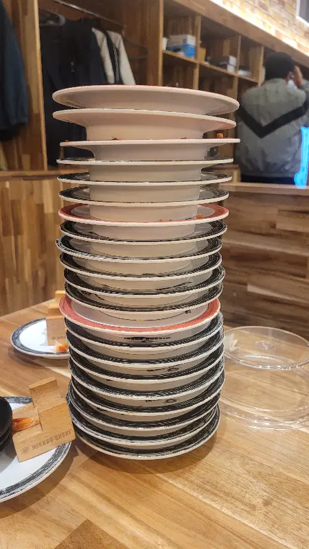 테이블 위에 쌓여 있는 빈 접시들