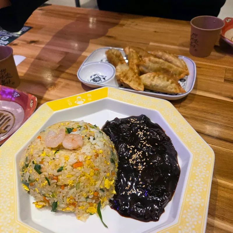 짜장면과 볶음밥, 군만두