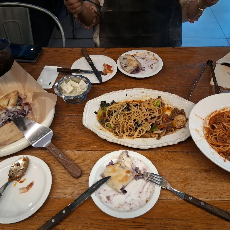 테이블 가득 차려진 음식