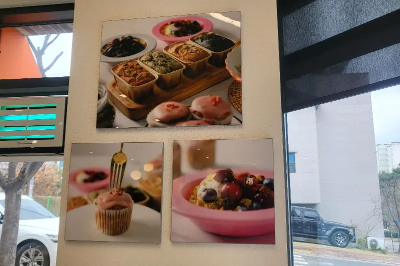 벽에 걸린 빵 사진들