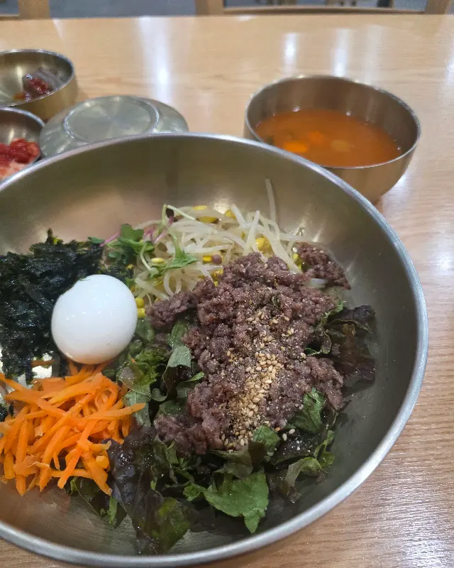 놋그릇에 담긴 육회비빔밥