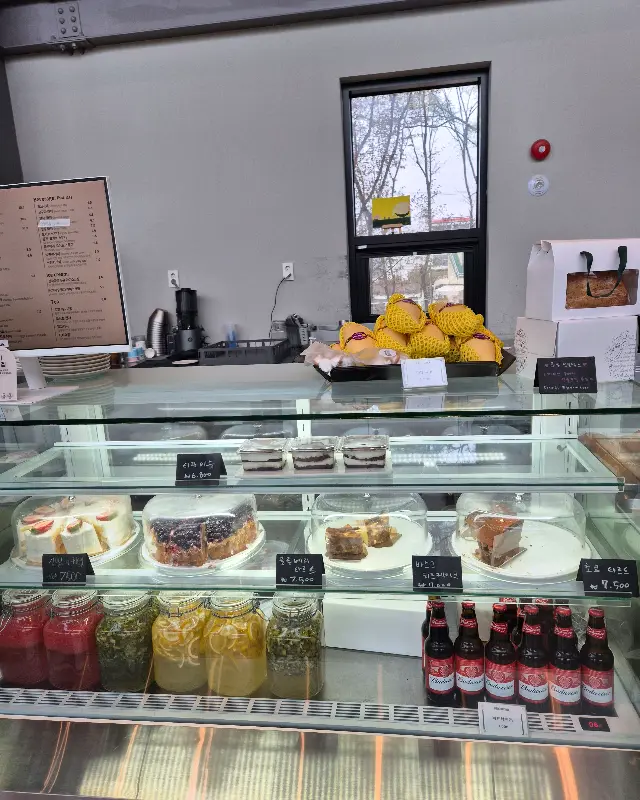 다양한 디저트와 음료가 진열된 쇼케이스