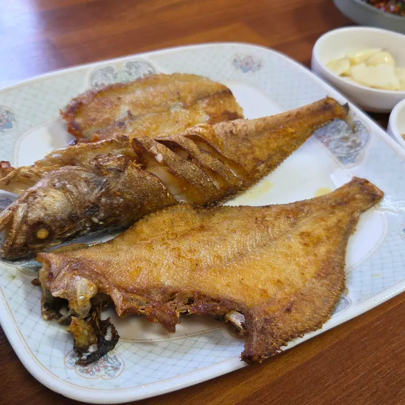노릇노릇 구워진 생선구이