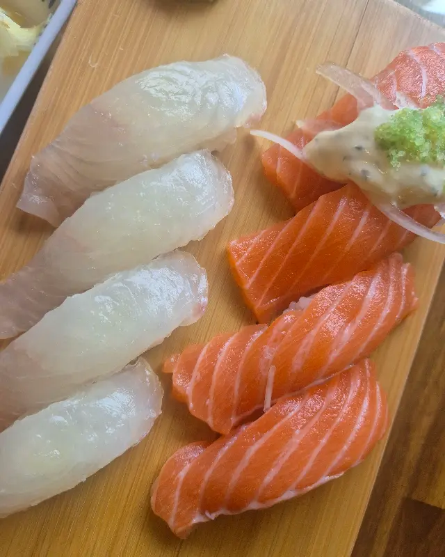 신선한 광어와 연어 초밥