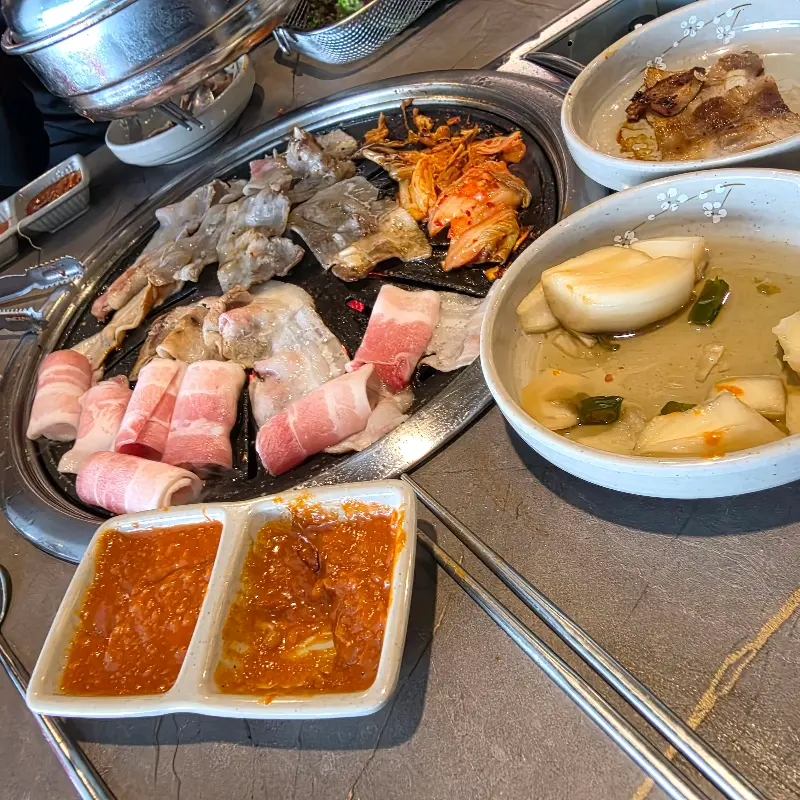 다양한 밑반찬과 고기