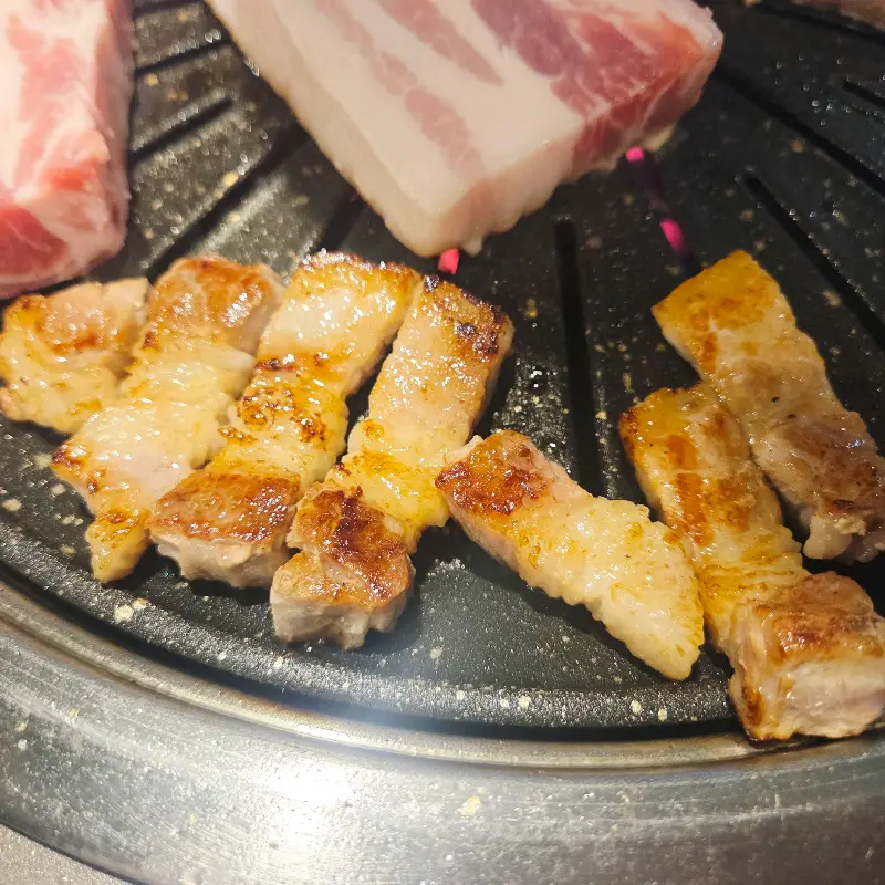 불판 위에 올려진 두툼한 삼겹살