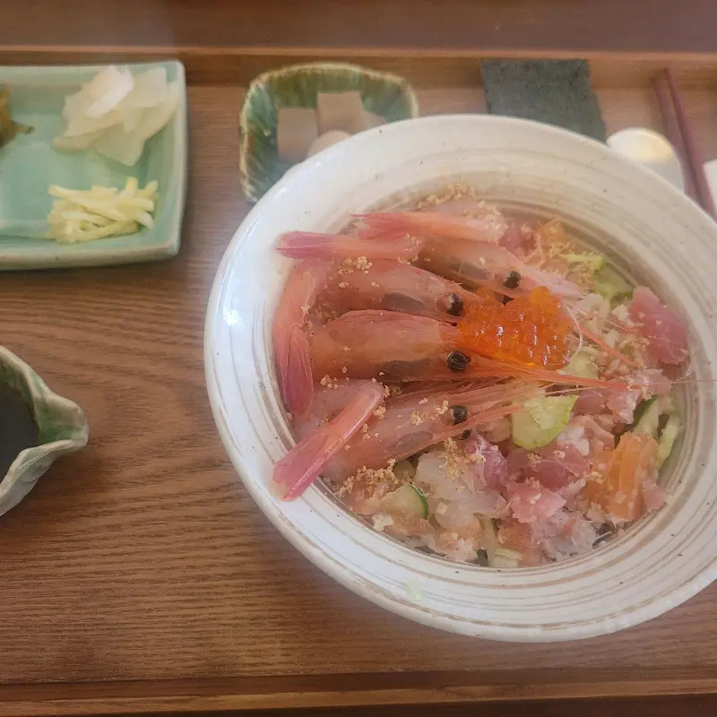 싱싱한 새우가 올라간 카이센동