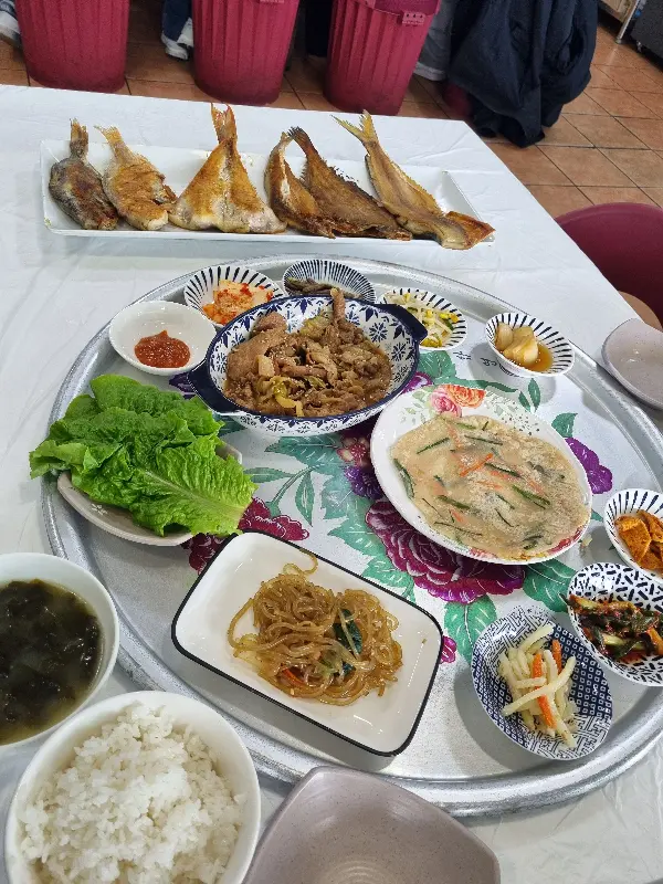 셀프바에서 즐기는 풍성한 밥상