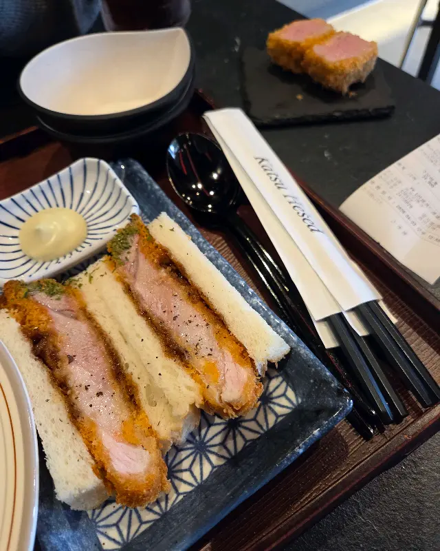 카츠헤세드 혜화 대학로점의 카츠산도와 곁들임 메뉴