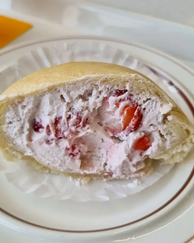 딸기 생크림빵 단면