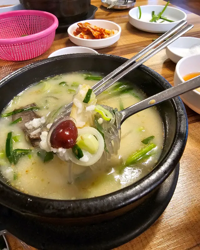 숟가락 위에 올려진 선지와 당면