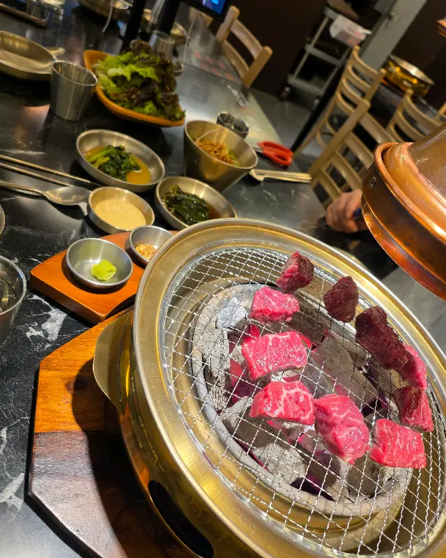 압구정화로구이 화로에 구워지는 소고기