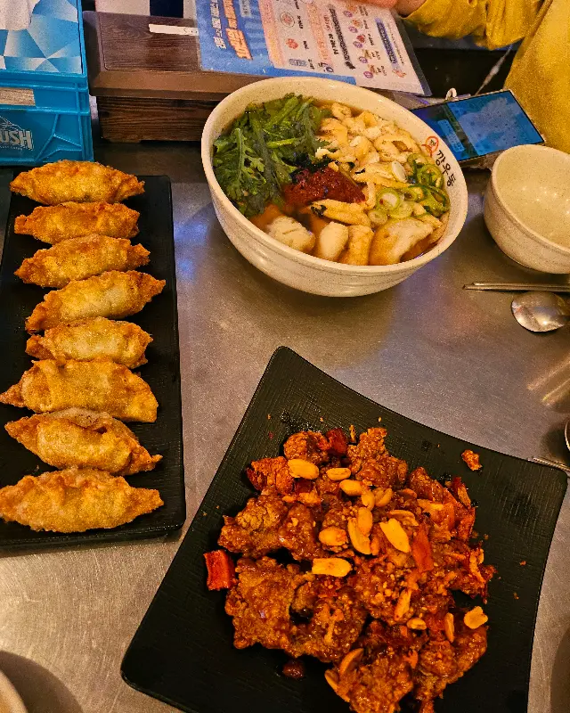 깡우동 탕수육, 군만두, 강정 한상차림