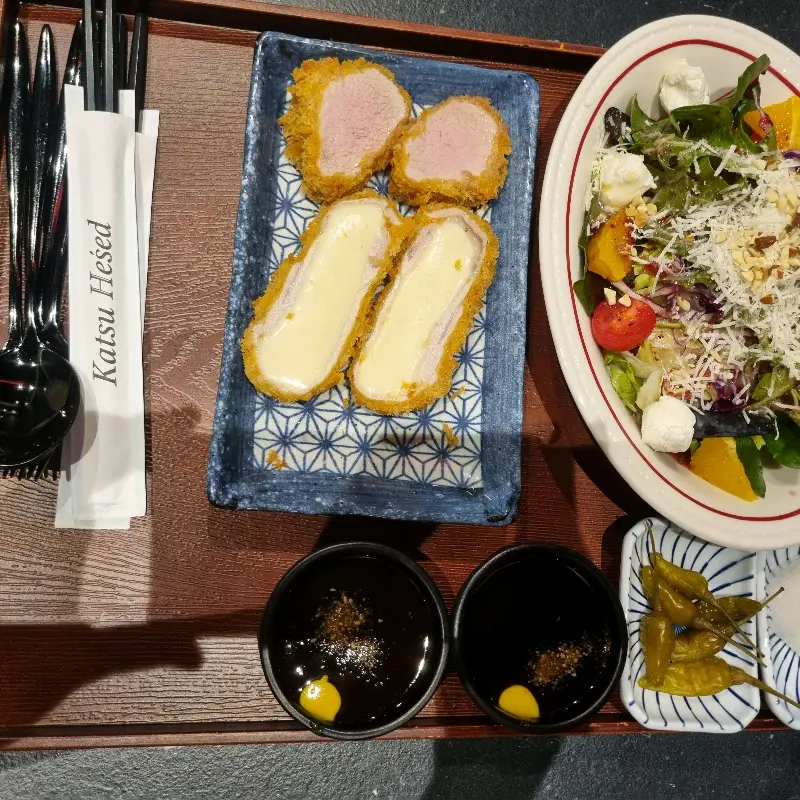 카츠헤세드 혜화 대학로점의 치즈카츠와 샐러드