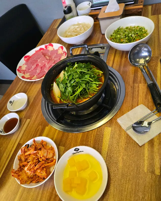 테이블 가득 차려진 샤브샤브