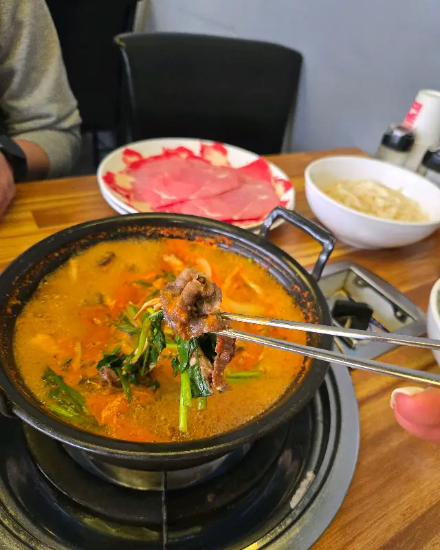 소고기와 미나리를 함께 즐기는 모습