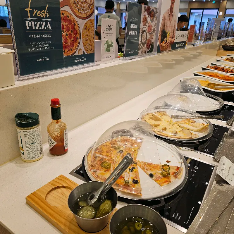 다양한 뷔페 메뉴