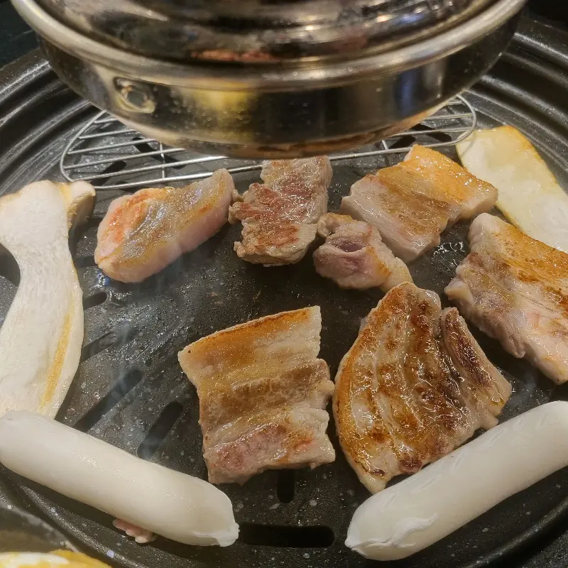 노릇하게 구워진 삼겹살