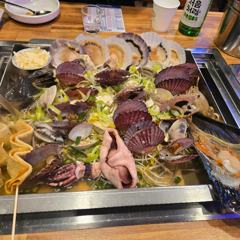 푸짐한 해산물이 가득한 국물 조개찜 한상차림