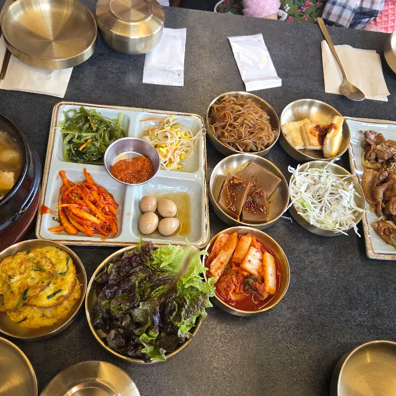 놋그릇에 담긴 반찬들