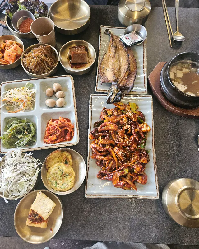 다채로운 반찬 구성