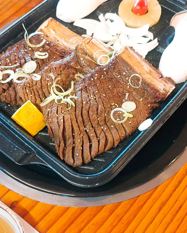 윤기가 흐르는 석갈비