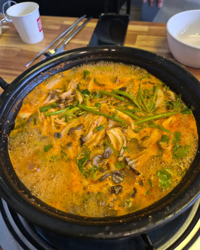 버섯과 미나리가 가득한 육수