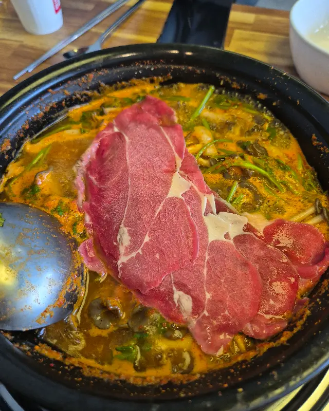 샤브샤브를 즐기는 모습