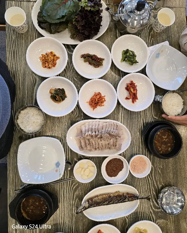 한 상 가득 차려진 모습