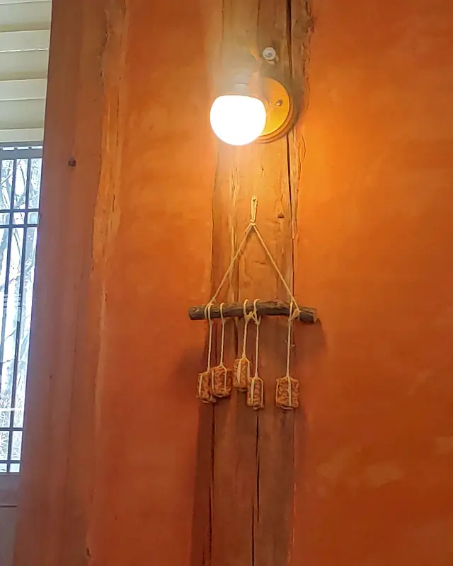 따뜻한 조명이 비추는 실내