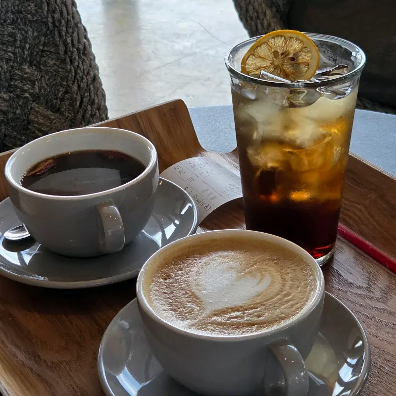 테이블 위에 놓인 커피와 레몬 에이드 사진