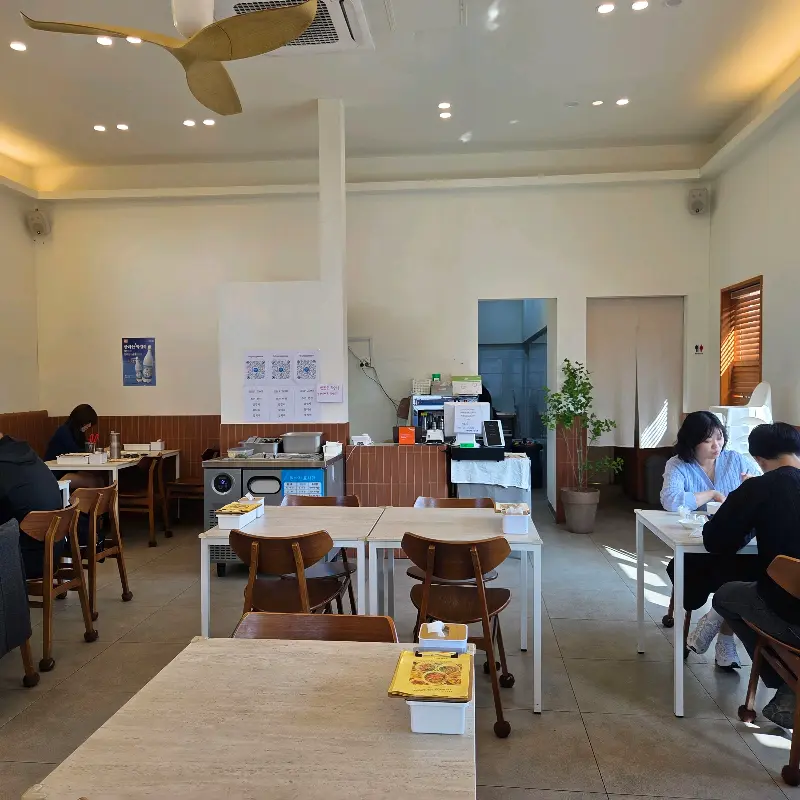 넓고 깨끗한 식당 내부