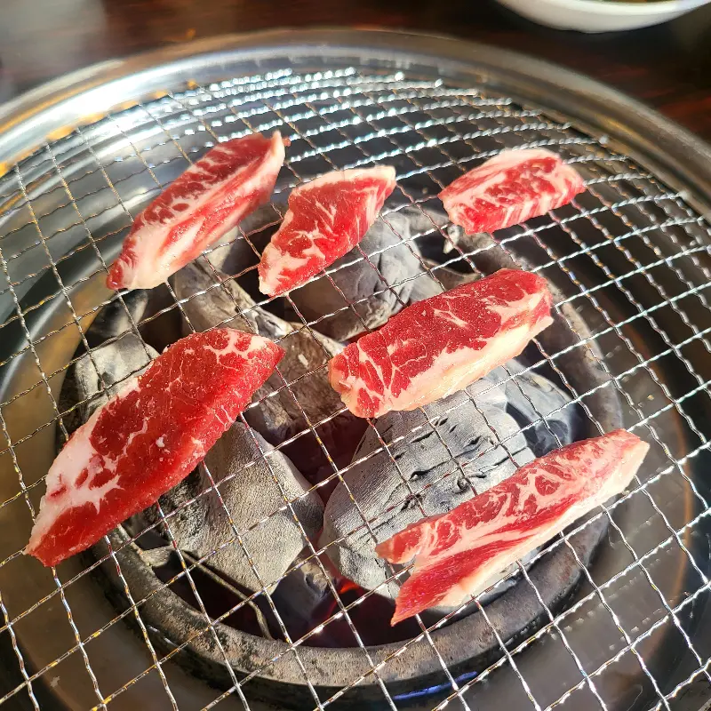 불판 위에 올려진 소갈비살