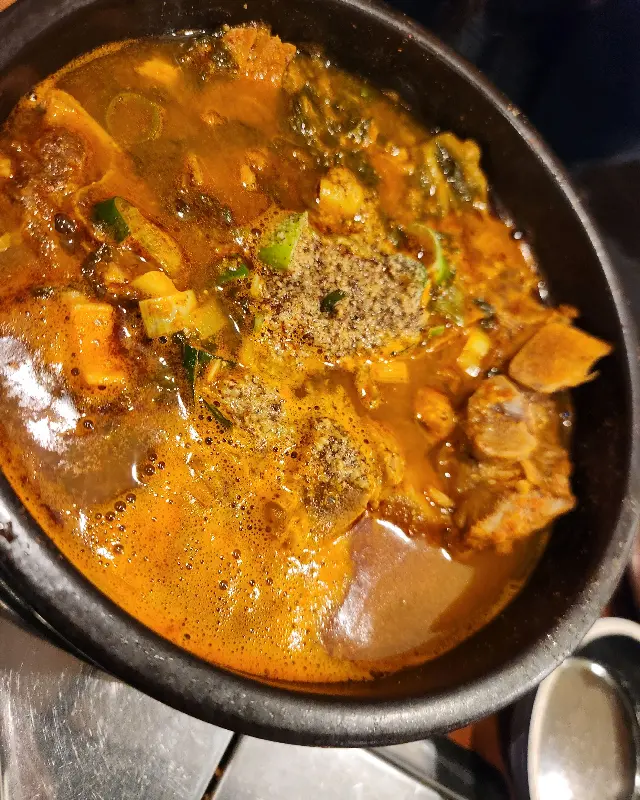 얼큰해장국 속 뼈다귀와 우거지