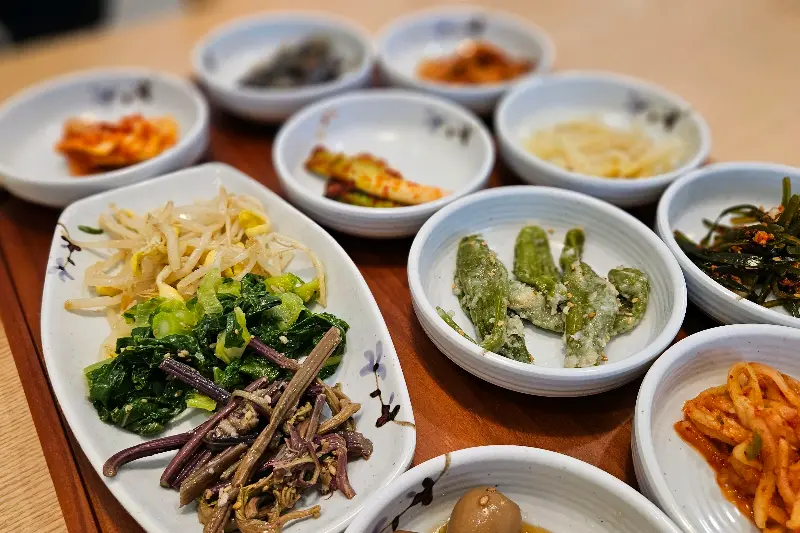 정갈하게 담긴 반찬들