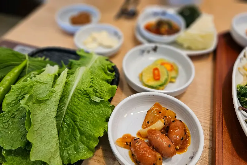 싱싱한 쌈채소와 쌈장