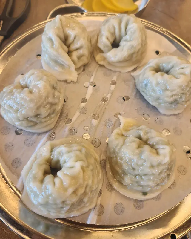 윤기가 자르르 흐르는 만두