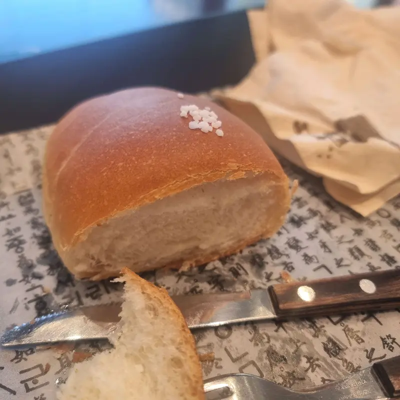 겉은 바삭하고 속은 촉촉한 소금빵