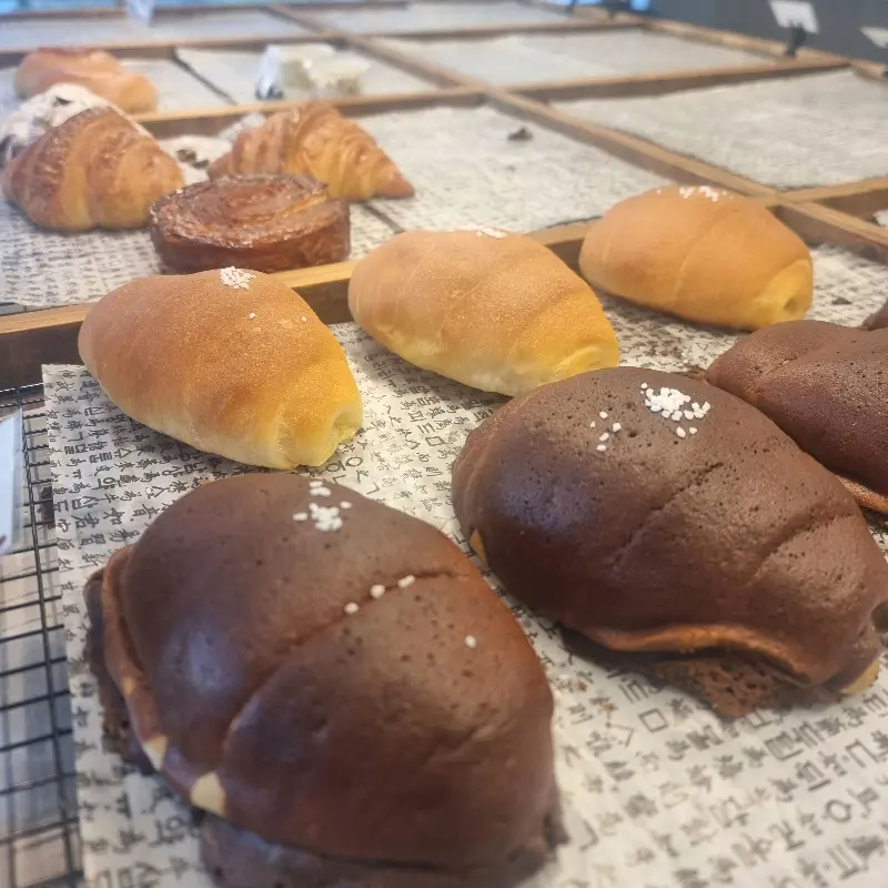 다양한 빵들이 진열된 쇼케이스