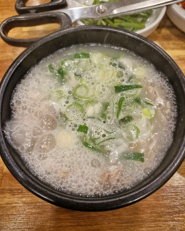 뽀얀 국물이 인상적인 돼지국밥