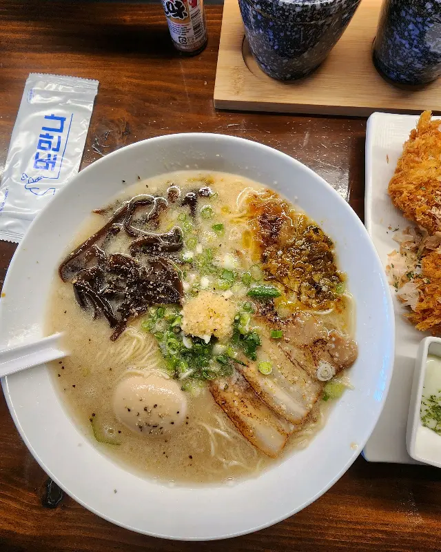 돈코츠 라멘과 치즈 롤카츠