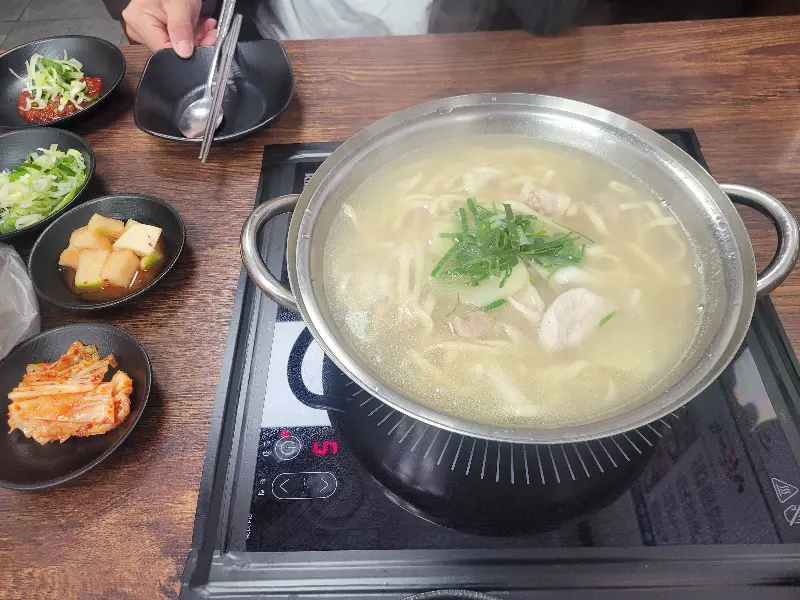 칼국수 사리 추가는 필수! 닭 육수에 끓여 먹는 칼국수는 진짜 꿀맛!