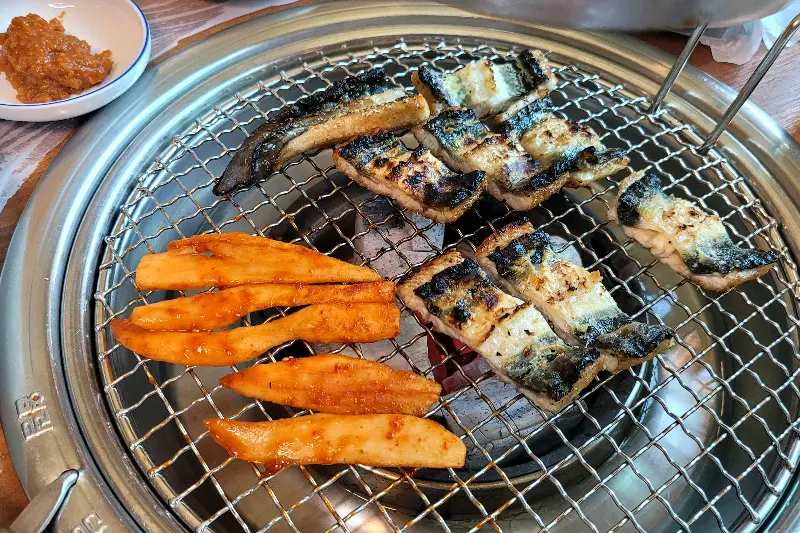 숯불 위에서 익어가는 장어