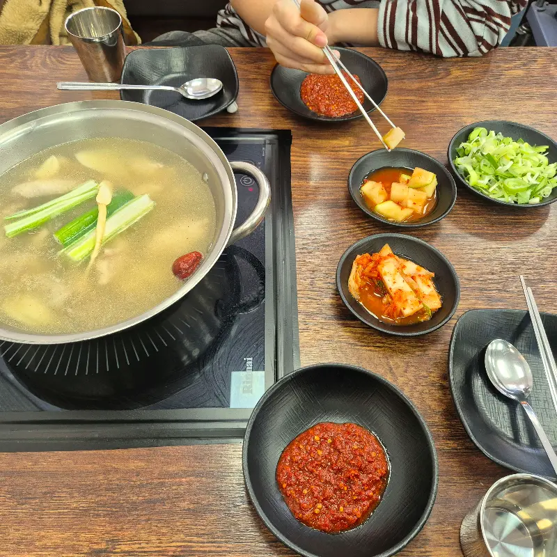 닭고기를 특제 소스에 콕 찍어 먹으면 진짜 꿀맛!