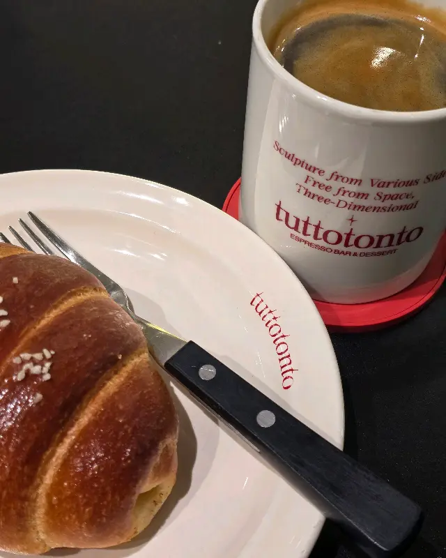 투또톤토 커피와 소금빵