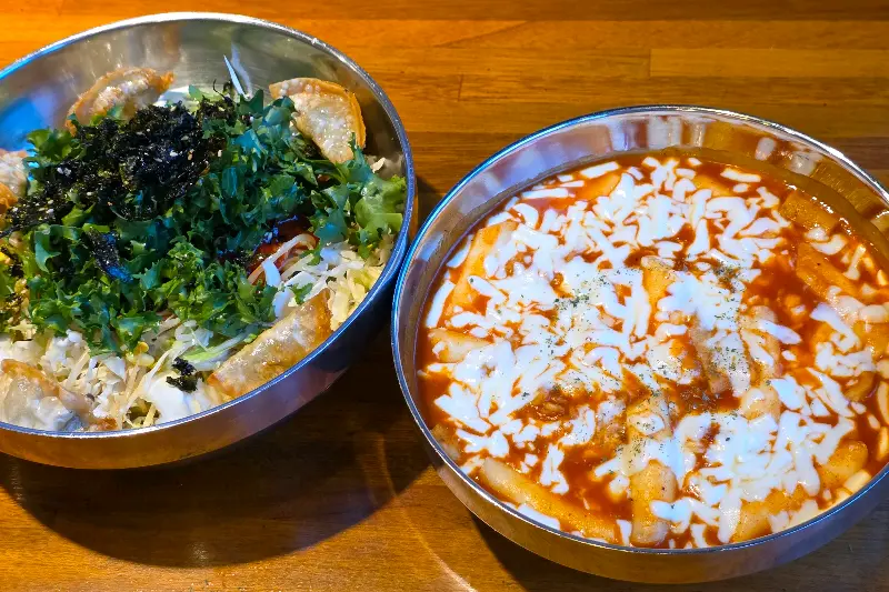 빨봉떡볶이와 샐러드 우동