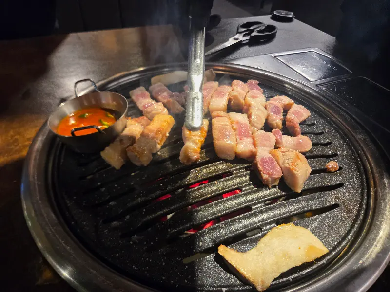 고기를 구워주는 모습