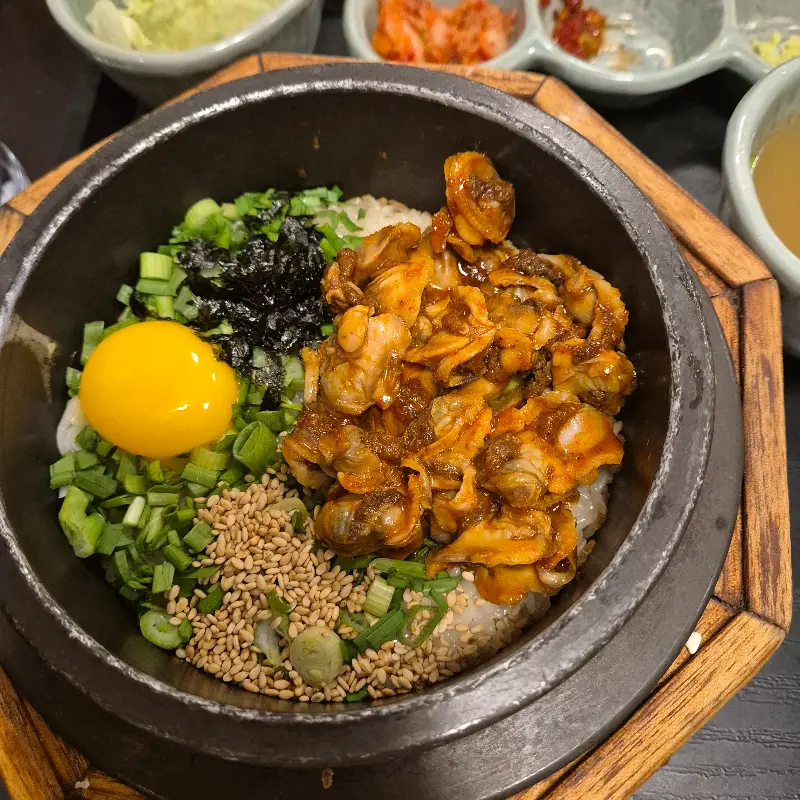 정갈하게 담겨 나온 꼬막솥밥