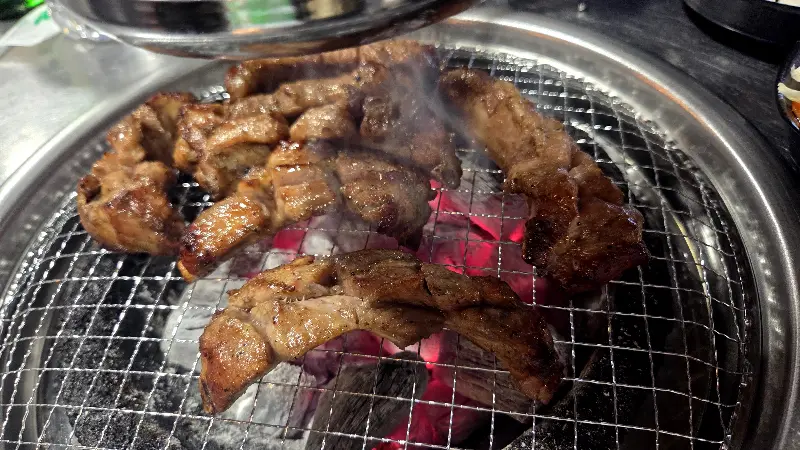 숯불 위에서 지글지글 익어가는 양념 쪽갈비