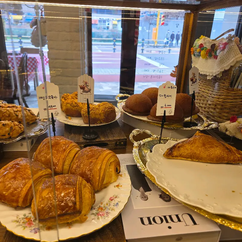 쇼케이스 안의 다양한 빵들
